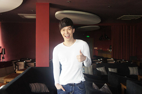 Nathan Lee trẻ trung tập hát - 8