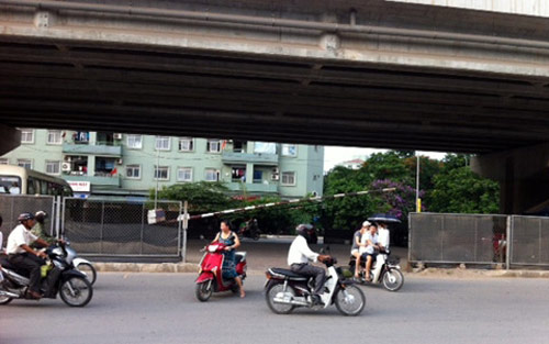 Tai nạn rình rập từ bãi đỗ xe gầm cầu Hà Nội - 1