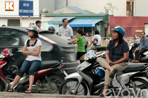 Thi tốt nghiệp: Phụ huynh căng thẳng hơn sĩ tử - 1
