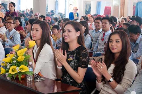 Diệu Hân vui chơi với các em nhỏ - 5