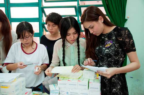 Diệu Hân vui chơi với các em nhỏ - 7