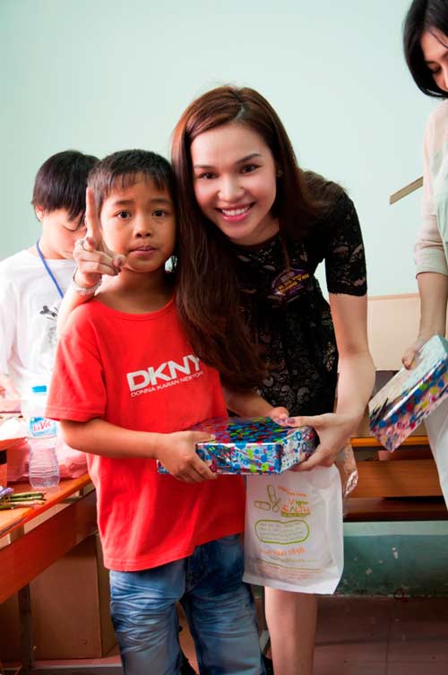 Diệu Hân vui chơi với các em nhỏ - 4