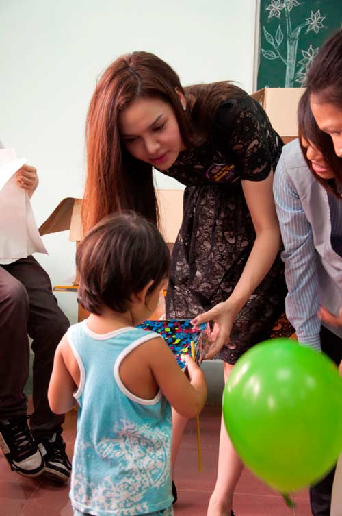 Diệu Hân vui chơi với các em nhỏ - 3
