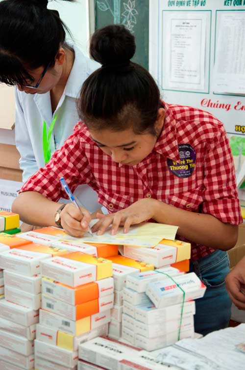 Diệu Hân vui chơi với các em nhỏ - 10