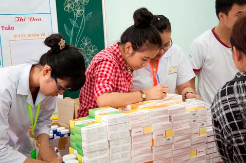 Diệu Hân vui chơi với các em nhỏ - 9