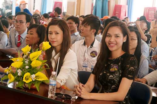 Diệu Hân vui chơi với các em nhỏ - 6