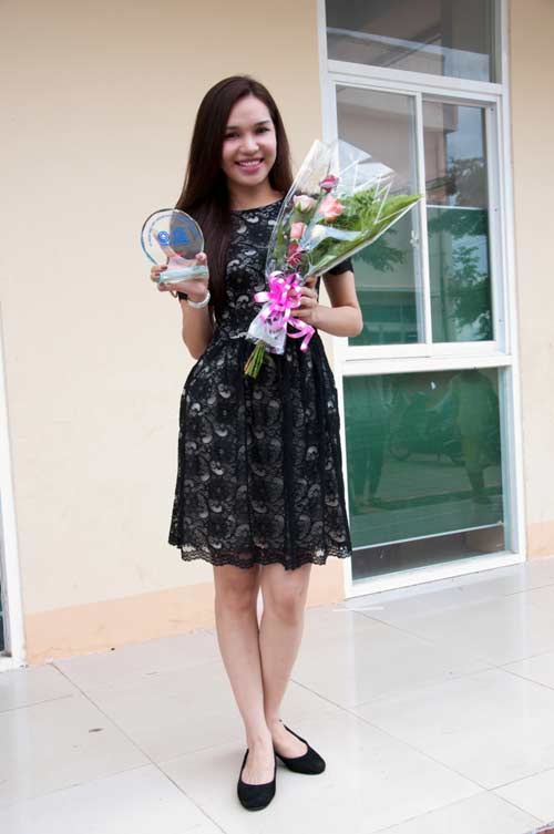 Diệu Hân vui chơi với các em nhỏ - 1