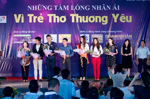 Diệu Hân vui chơi với các em nhỏ - 11