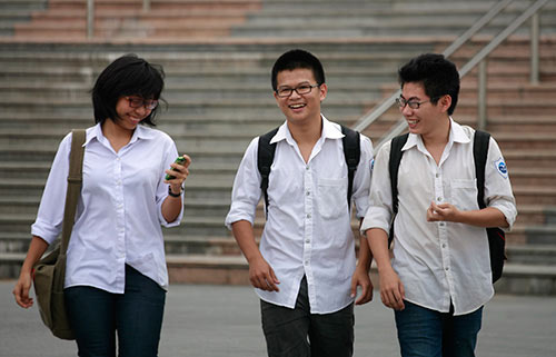 Nam sinh cứu 5 em nhỏ vào đề thi Văn - 1