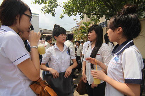 Nam sinh cứu 5 em nhỏ vào đề thi Văn - 11