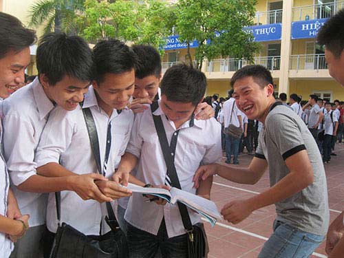 Nam sinh cứu 5 em nhỏ vào đề thi Văn - 2