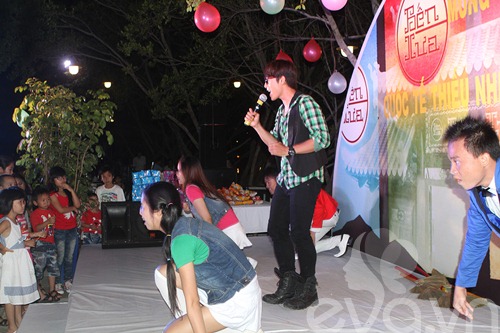 Hòa Hiệp nhí nhảnh bên quot;tình cũquot; Bùi Anh Tuấn - 7