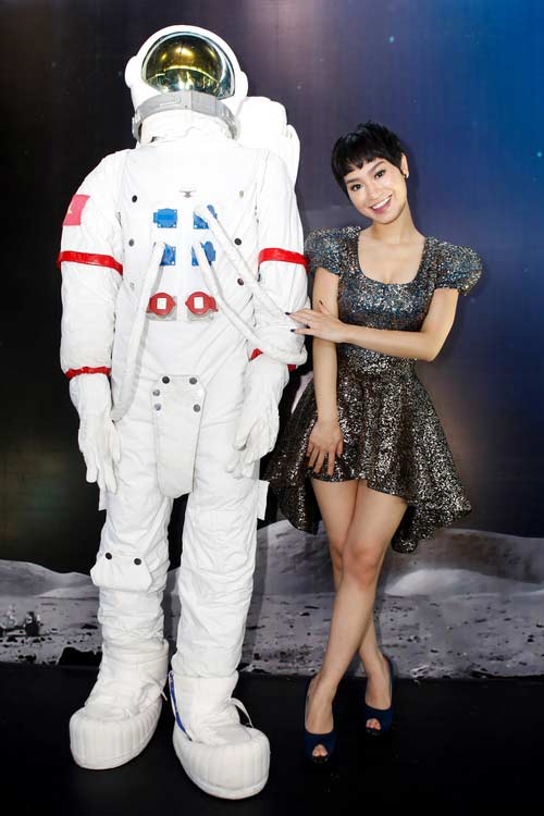 Trà My Idol khoe ngực đầy bên quot;phi hành giaquot; - 2