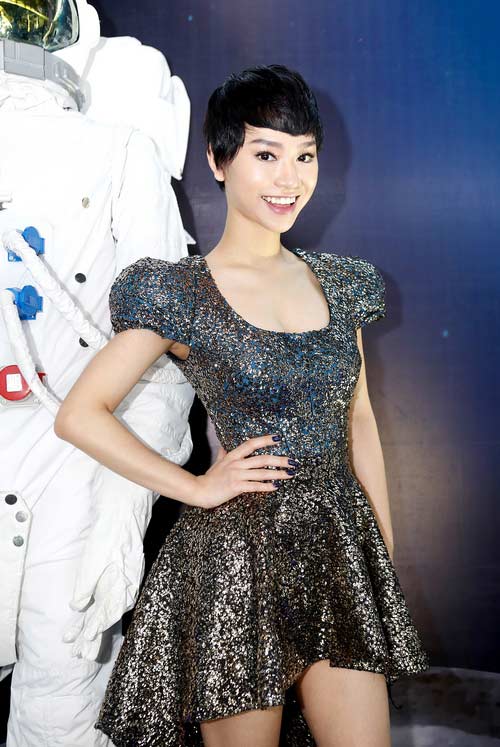Trà My Idol khoe ngực đầy bên quot;phi hành giaquot; - 3