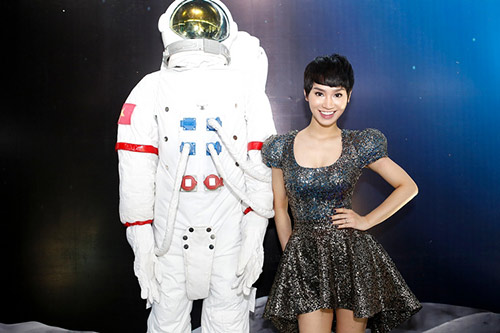 Trà My Idol khoe ngực đầy bên quot;phi hành giaquot; - 1