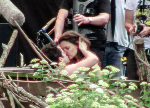 Katie Holmes ôm hôn bạn diễn say đắm - 1