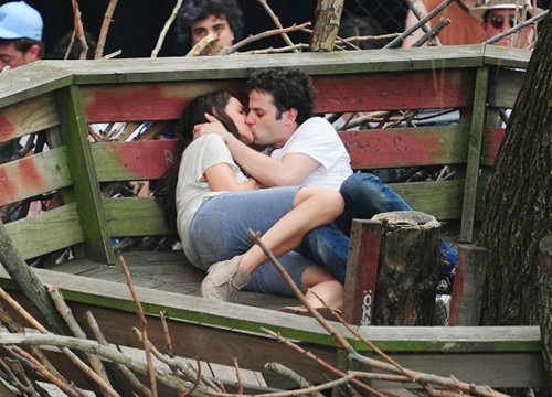 Katie Holmes ôm hôn bạn diễn say đắm - 2