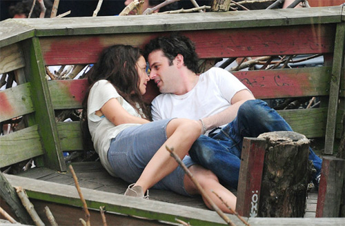 Katie Holmes ôm hôn bạn diễn say đắm - 3
