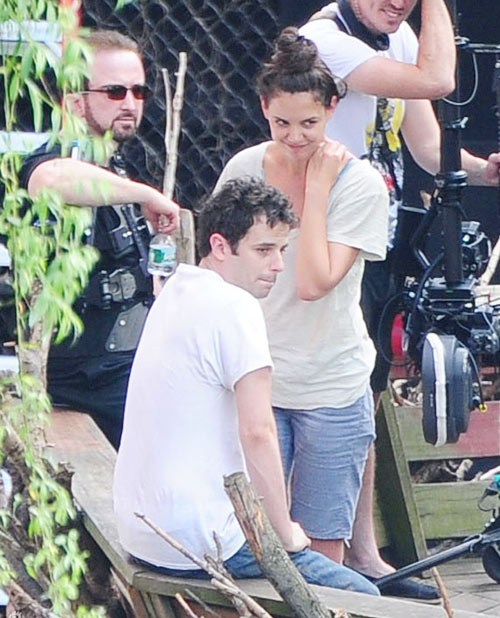 Katie Holmes ôm hôn bạn diễn say đắm - 4