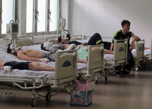 Cháy ở cây xăng: 8 cảnh sát nhập viện - 2