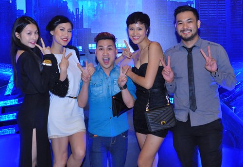 Yến Trang xinh như công chúa xem phim một mình - 8