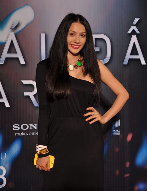 Yến Trang xinh như công chúa xem phim một mình - 4