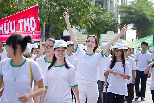 Khánh My cùng hàng trăm người đi bộ vì môi trường - 11