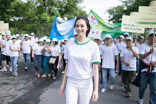 Khánh My cùng hàng trăm người đi bộ vì môi trường - 9