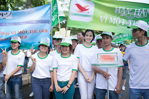 Khánh My cùng hàng trăm người đi bộ vì môi trường - 1