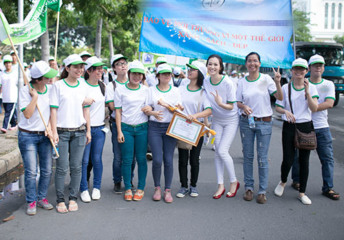 Khánh My cùng hàng trăm người đi bộ vì môi trường - 2