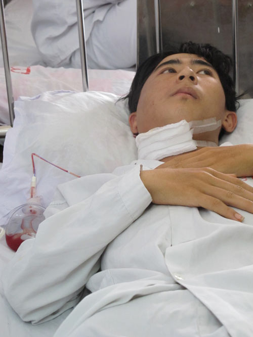 Suýt chết vì máu phun như vòi nước từ miệng - 1