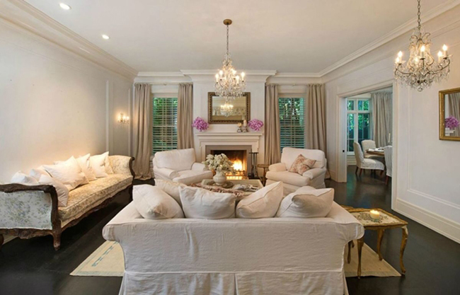 Phòng khách trắng với rất nhiều gối ôm, gia chủ sẽ rất thoải mái khi ngả mình lên sofa êm ái.

