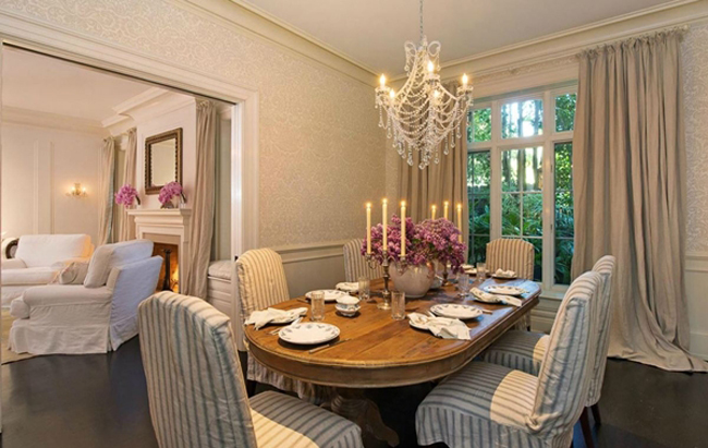 Phòng ăn ngay cạnh phòng khách, nếu có thể thiết kế không gian liên thông giữa 2 phòng sẽ tuyệt hơn nhiều.
