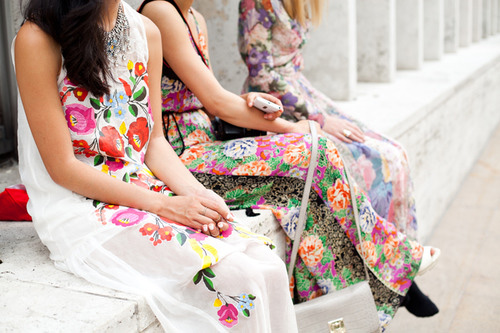 Hè về, váy maxi tung bay trên phố - 7