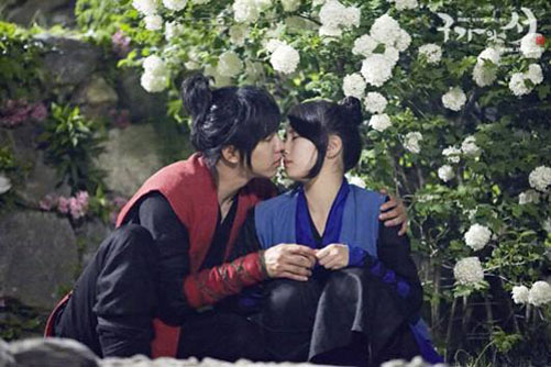 9 #039;nụ hôn hụt#039; khiến fan ngẩn ngơ tiếc nuối - 10