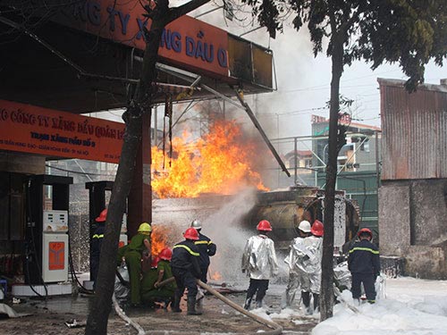 Cây xăng cháy kinh hoàng quot;bán chuiquot; gần 3 năm - 1