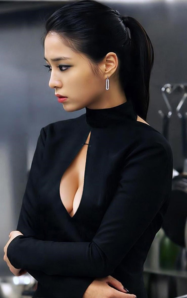 Một trong những lần hiếm hoi Lee Min Young diện áo hé lộ vòng một.
