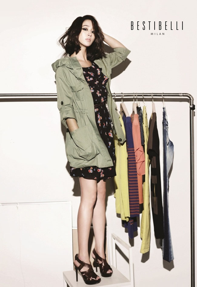 Gương mặt đẹp và lợi thế chiều cao giúp Lee Min Jung trở thành mẫu thời trang ăn khách.
