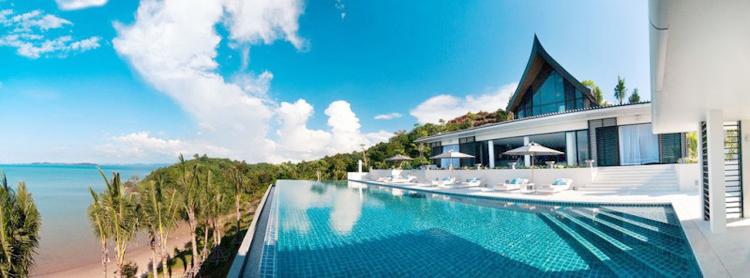 Ngôi biệt thự hấp dẫn nhìn ra biển xanh này nằm tại Phuket, Thái Lan. Nó có tất cả 6 phòng ngủ, 6 phòng tắm, 3 phòng khách, có phòng ăn rộng rãi, phòng giải trí và một bể bơi rất rộng.
