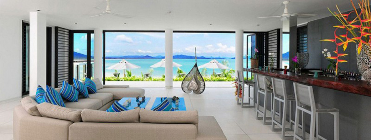 Phòng khách mang phong cách nhiệt đới với tầm nhìn ra biển.
