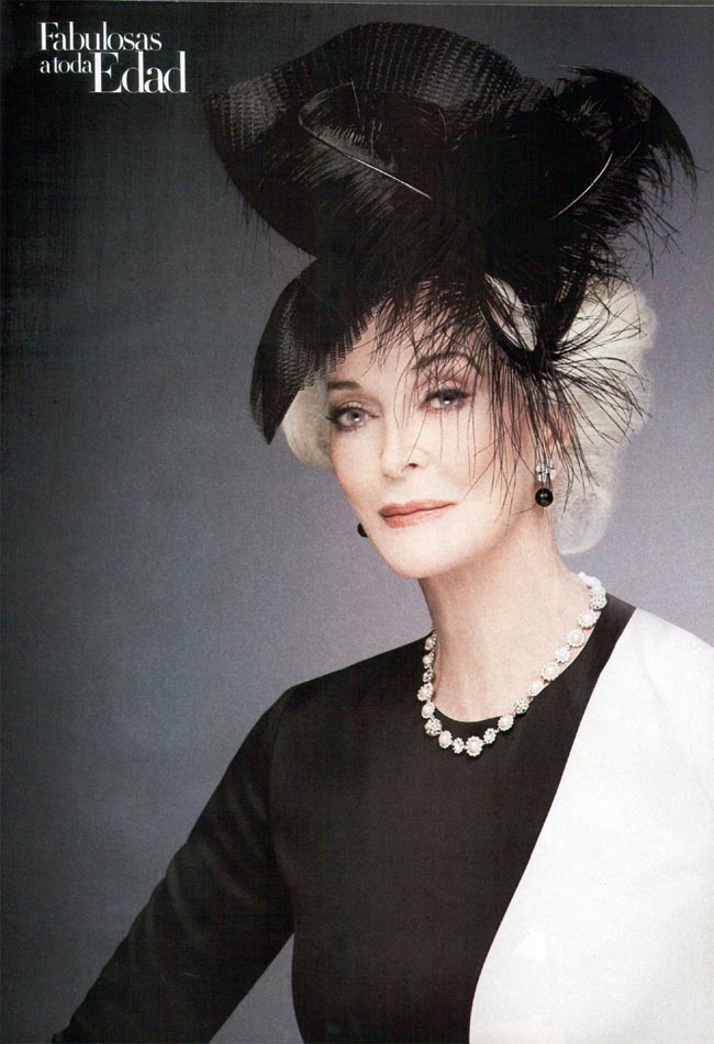 Carmen dell' Orefice hợp với những bộ cánh đen. Gam màu huyền bí, cổ điển và sang trọng này thể hiện tốt nhất sức quyến rũ của bà.
