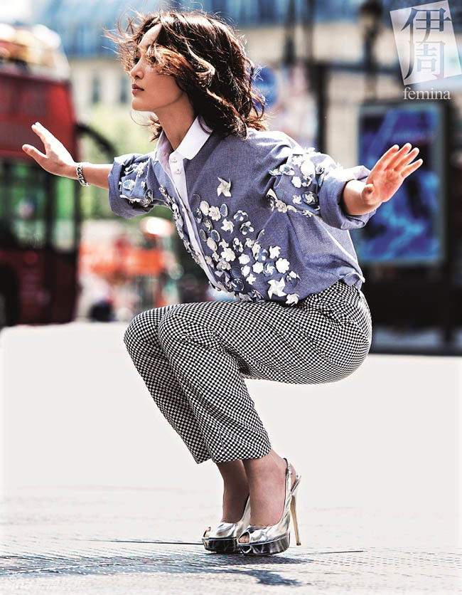 Người đẹp diện những trang phục mới nhất của Chanel. Châu Tấn là đại diện hình ảnh của Chanel trên toàn châu Á.
