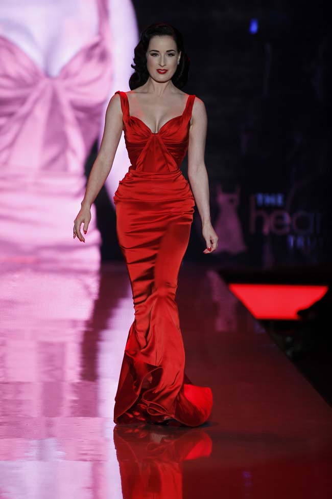 Dita Von Teese - nữ nghệ sĩ 'không tuổi' và thân hình đồng hồ cát hoàn hảo trên sàn catwalk.
