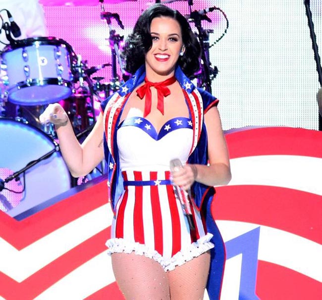 Katy Perry cũng là một trong số ca sĩ nữ sở hữu thân hình đồng hồ cát quyến rũ.
