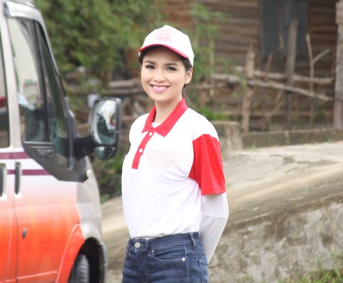 HH Diễm Hương đội nắng về quê làm từ thiện - 1