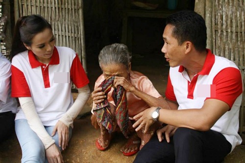 HH Diễm Hương đội nắng về quê làm từ thiện - 7