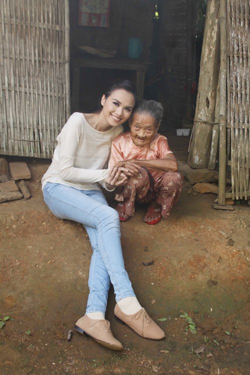 HH Diễm Hương đội nắng về quê làm từ thiện - 9