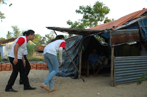 HH Diễm Hương đội nắng về quê làm từ thiện - 10