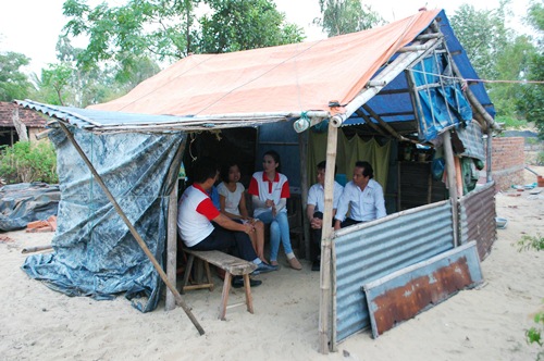 HH Diễm Hương đội nắng về quê làm từ thiện - 11