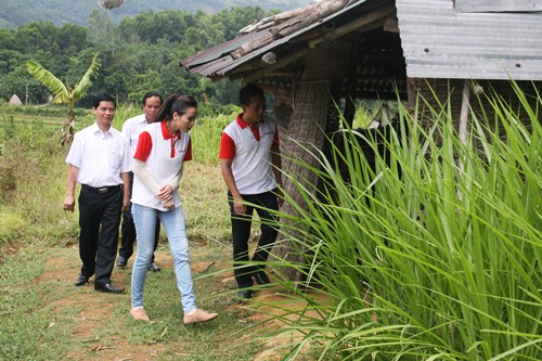 HH Diễm Hương đội nắng về quê làm từ thiện - 12